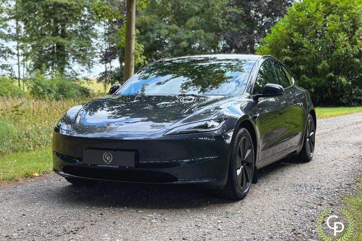 Grå Tesla Model 3 fra 2023