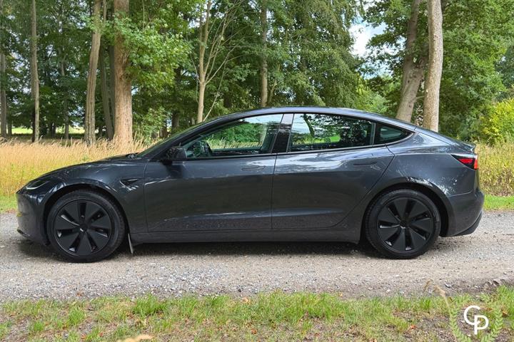 Grå Tesla Model 3 fra 2023