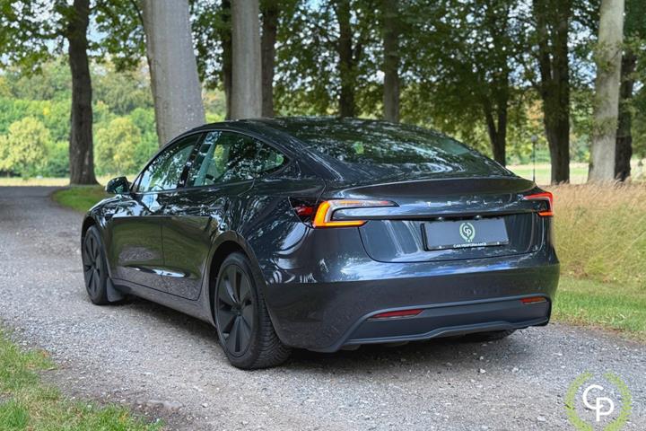 Grå Tesla Model 3 fra 2023