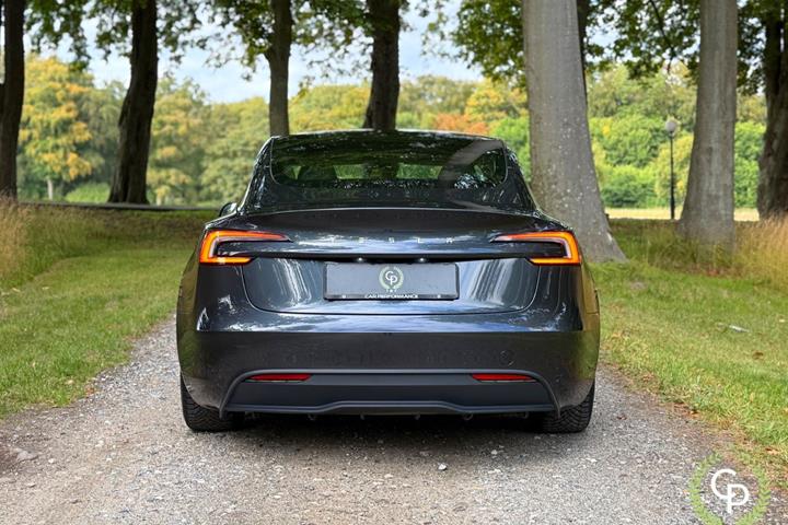 Grå Tesla Model 3 fra 2023