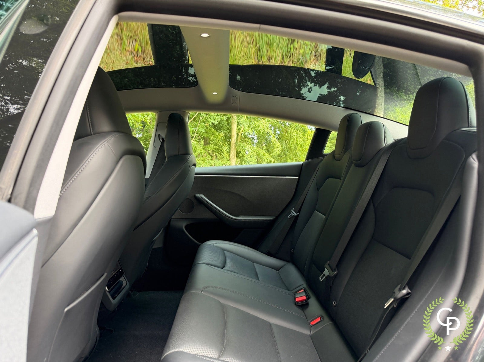 Grå Tesla Model 3 fra 2023