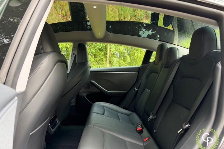 Grå Tesla Model 3 fra 2023