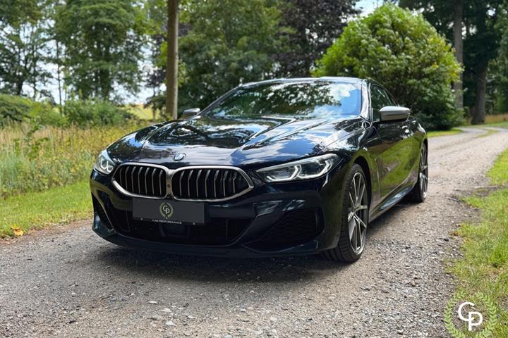 Blå BMW M850i fra 2020