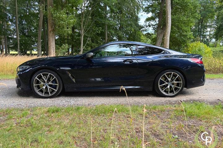 Blå BMW M850i fra 2020