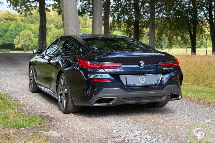 Blå BMW M850i fra 2020