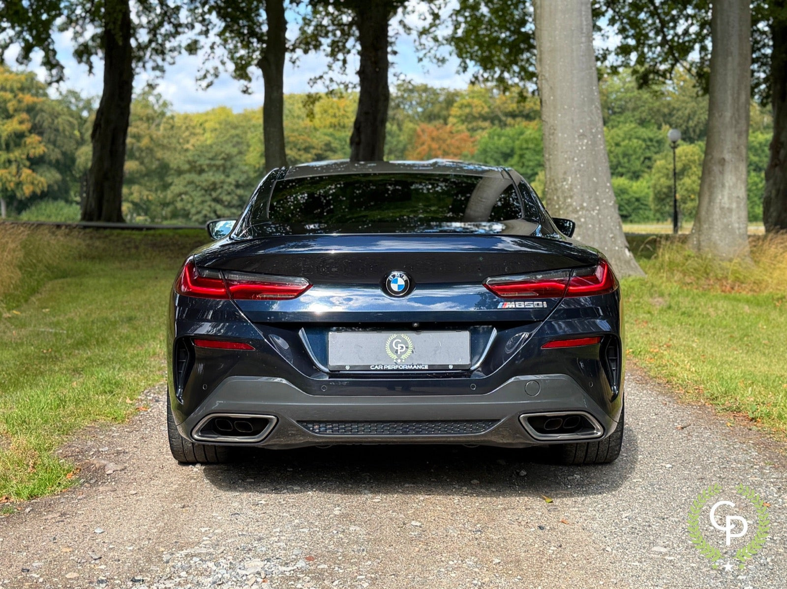 Blå BMW M850i fra 2020