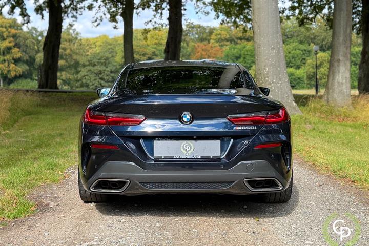 Blå BMW M850i fra 2020