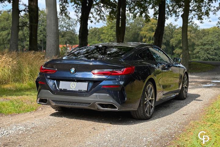 Blå BMW M850i fra 2020