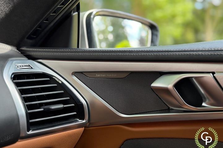 Blå BMW M850i fra 2020