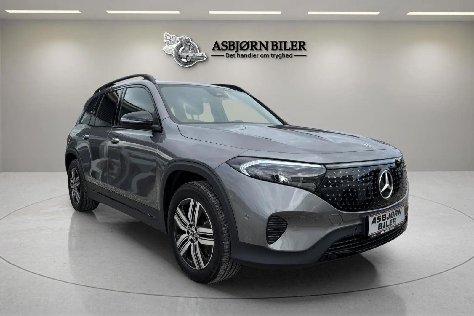 Grå Mercedes EQB250+ fra 2025