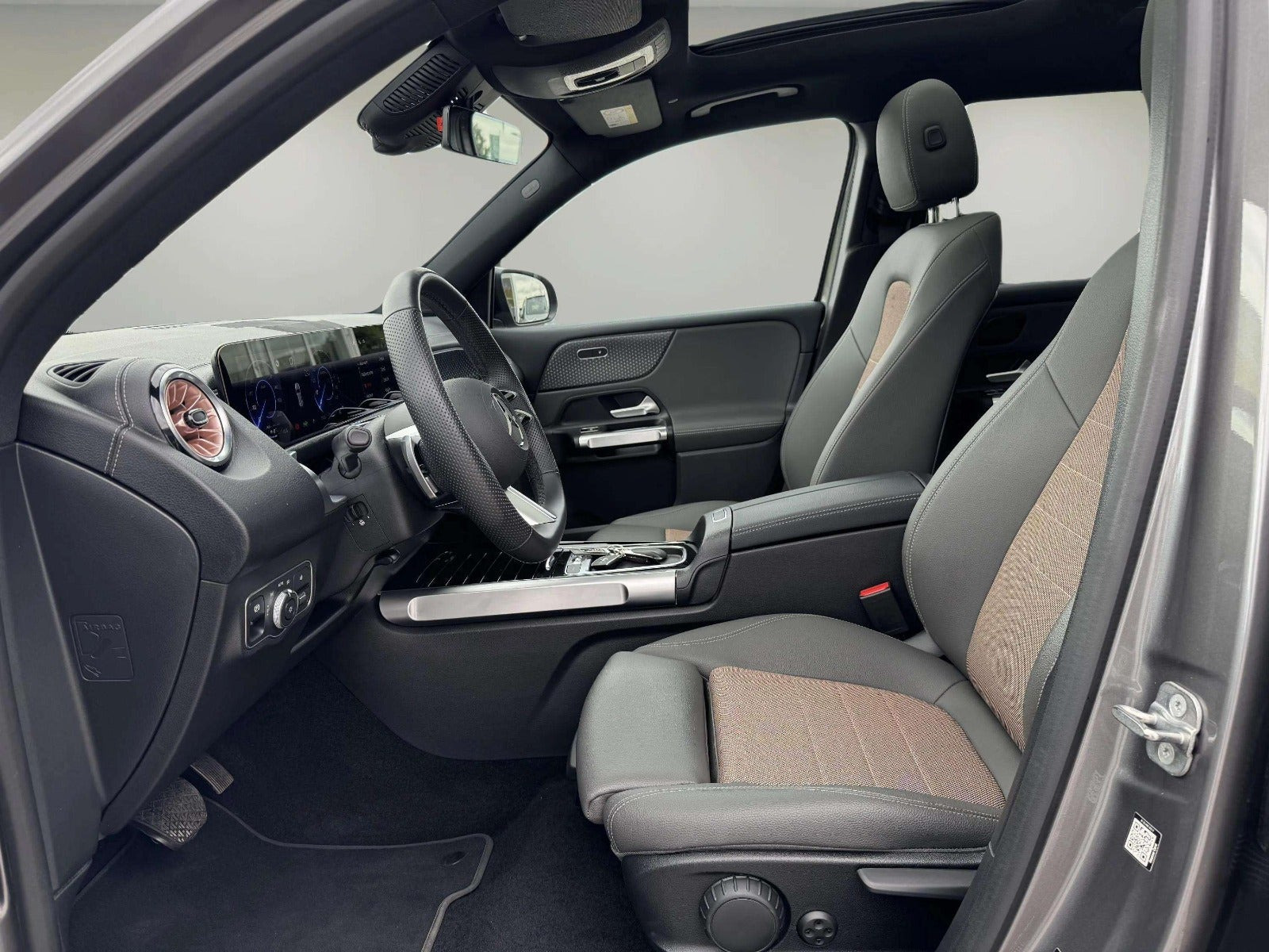 Grå Mercedes EQB250+ fra 2025