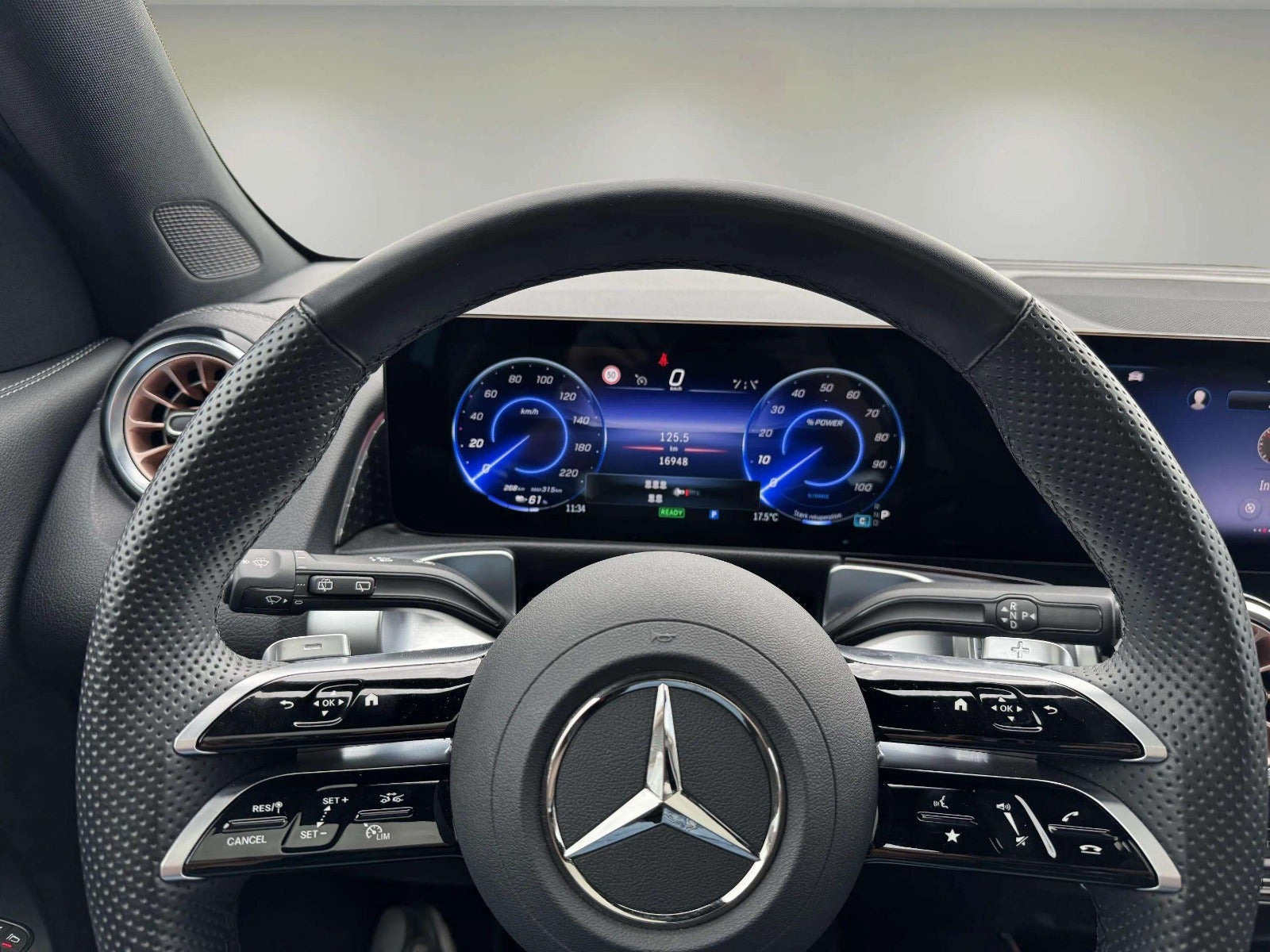 Grå Mercedes EQB250+ fra 2025