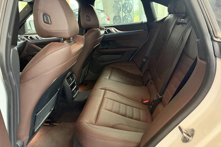 Hvid BMW i4 fra 2024