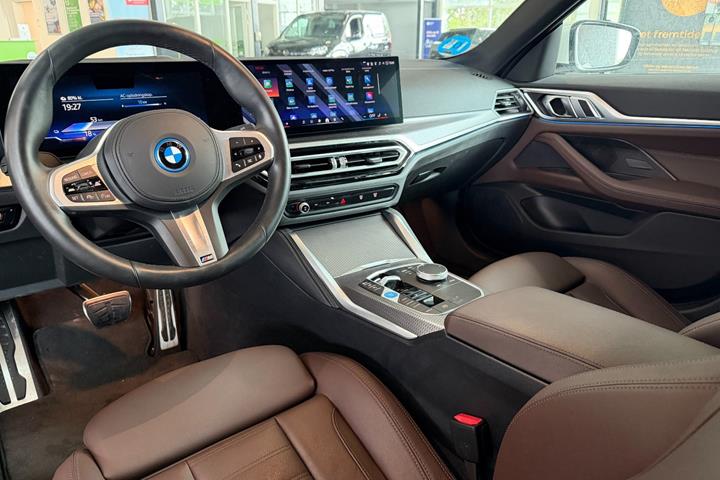 Hvid BMW i4 fra 2024