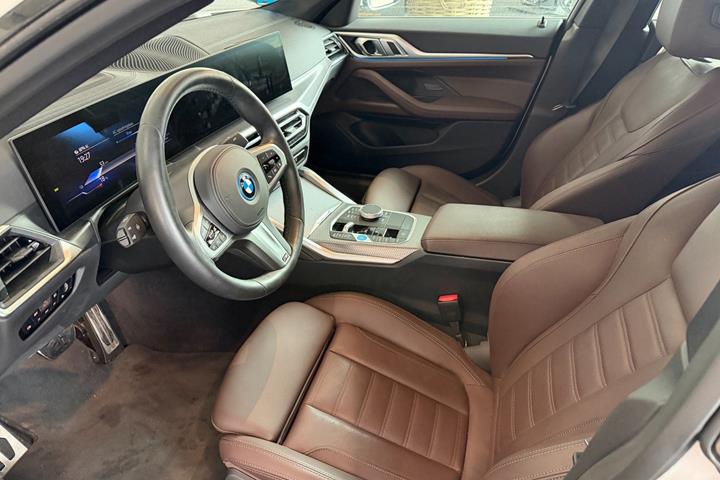 Hvid BMW i4 fra 2024