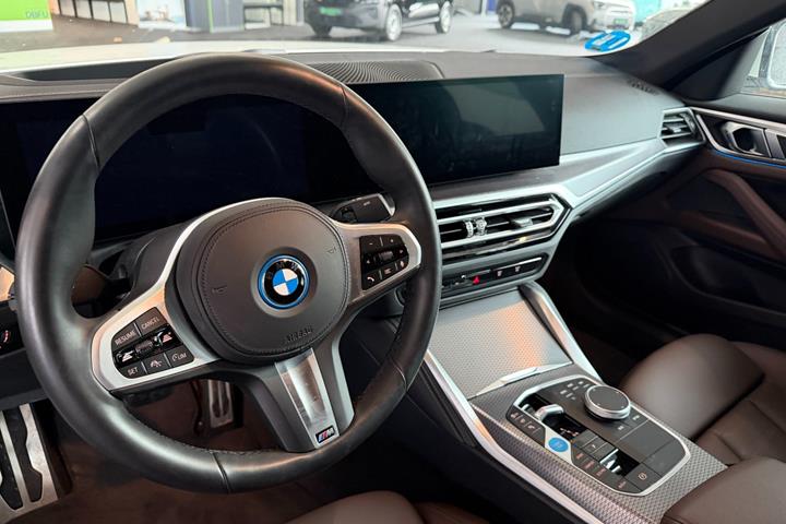 Hvid BMW i4 fra 2024