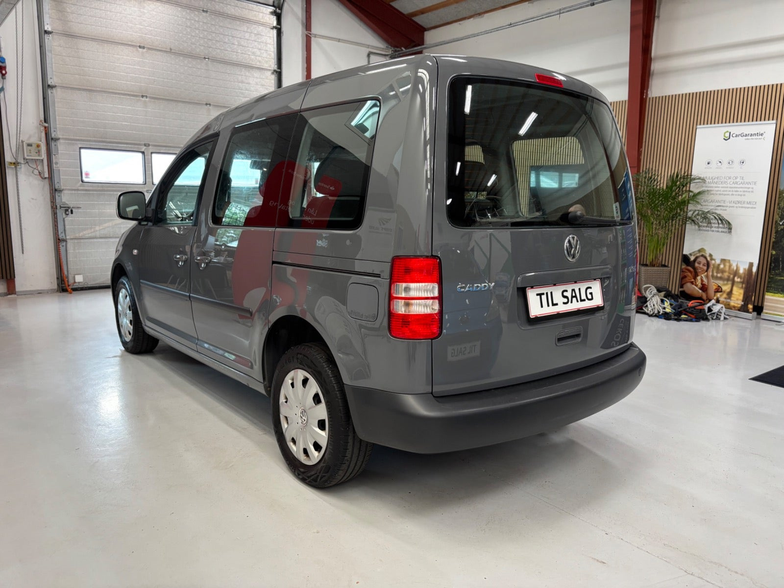 Grå VW Caddy fra 2012