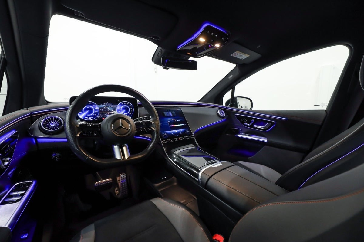 Sort Mercedes EQE350 SUV fra 2024