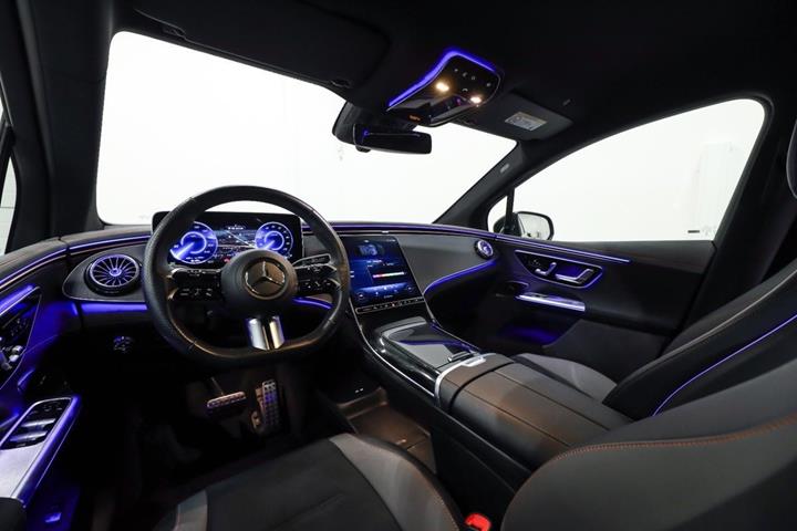 Sort Mercedes EQE350 SUV fra 2024