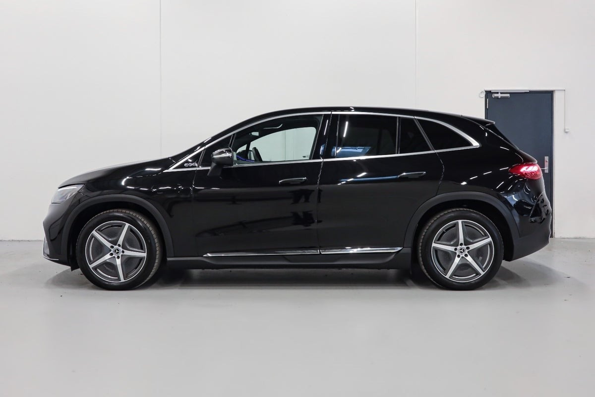 Sort Mercedes EQE350 SUV fra 2024