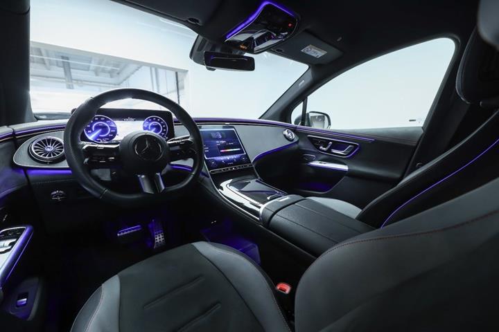 Grå Mercedes EQE350 SUV fra 2024
