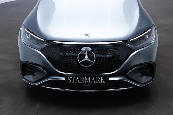 Grå Mercedes EQE350 SUV fra 2024