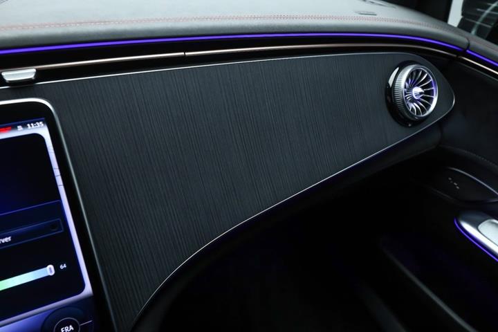 Grå Mercedes EQE350 SUV fra 2024