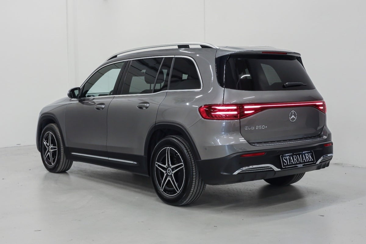 Grå Mercedes EQB250+ fra 2024