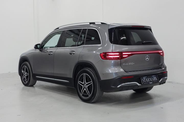 Grå Mercedes EQB250+ fra 2024
