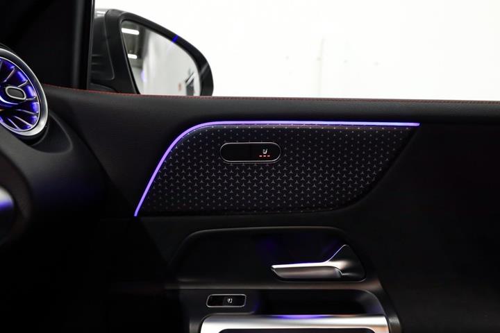 Grå Mercedes EQB250+ fra 2024