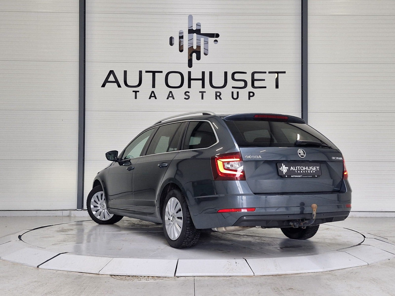 Grå Skoda Octavia fra 2019