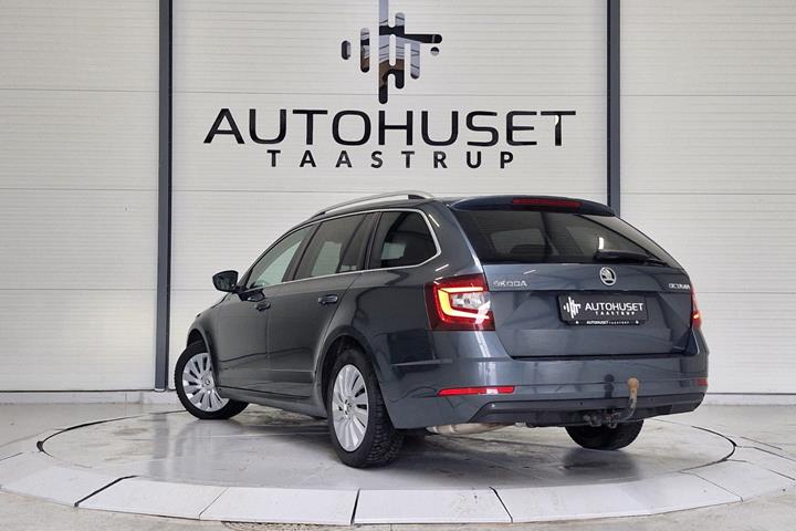 Grå Skoda Octavia fra 2019