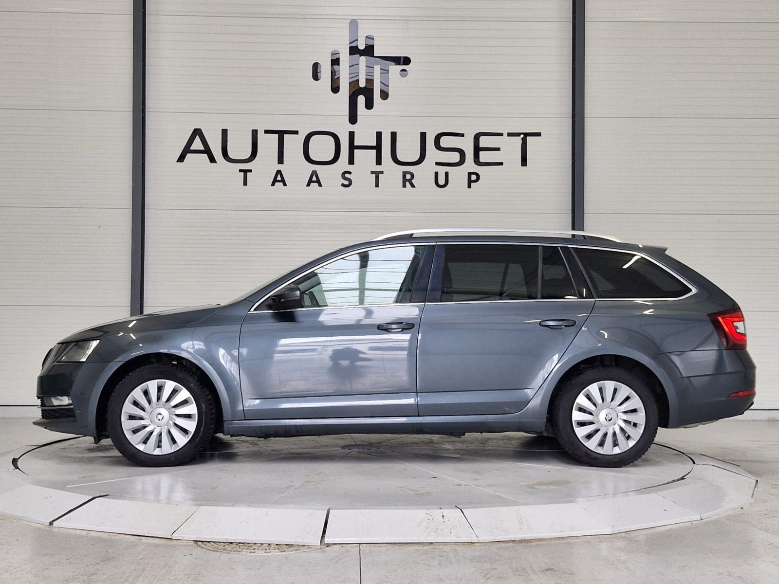 Grå Skoda Octavia fra 2019