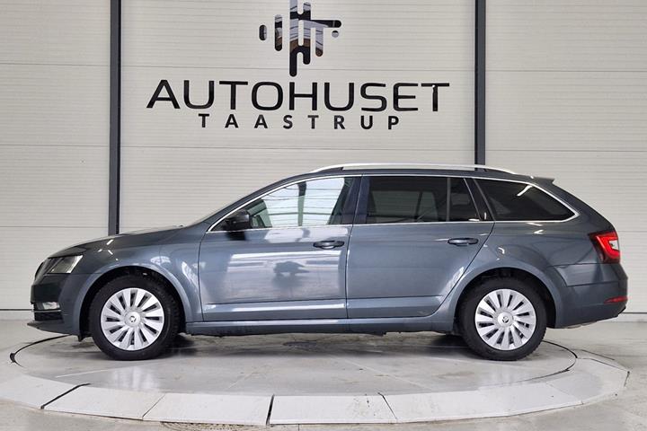 Grå Skoda Octavia fra 2019