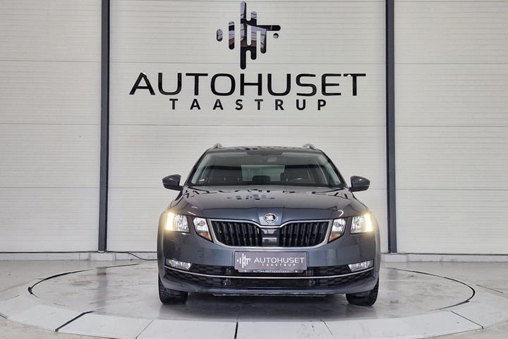 Grå Skoda Octavia fra 2019