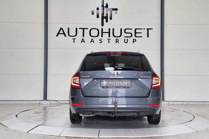 Grå Skoda Octavia fra 2019