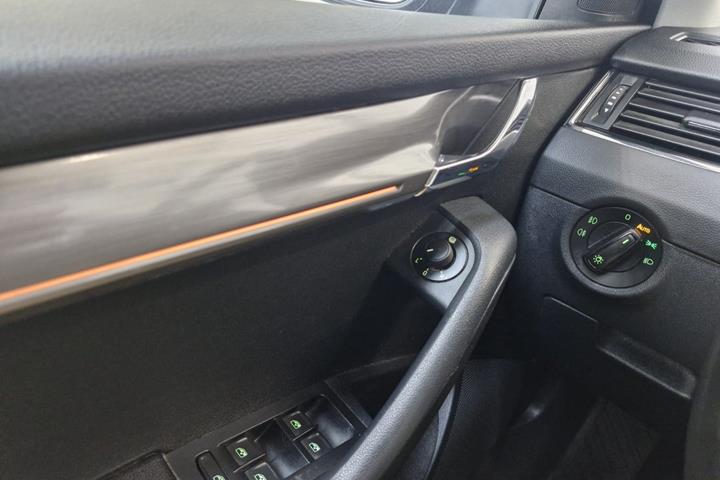Grå Skoda Octavia fra 2019