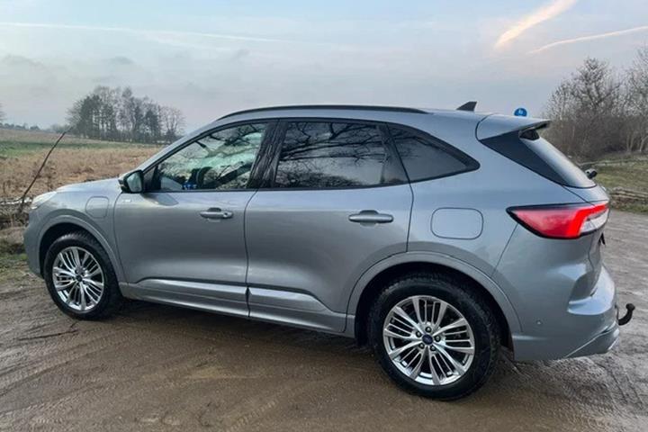 Grå Ford Kuga fra 2022