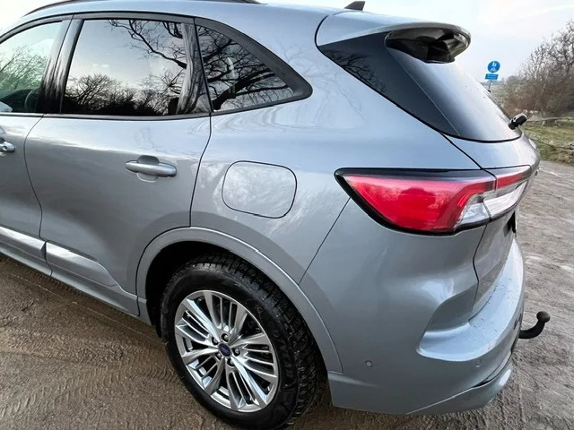 Grå Ford Kuga fra 2022