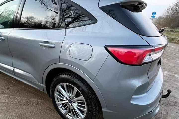 Grå Ford Kuga fra 2022