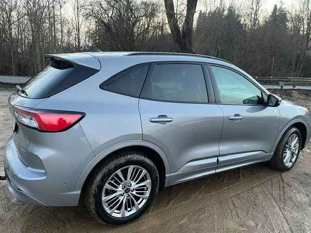 Grå Ford Kuga fra 2022