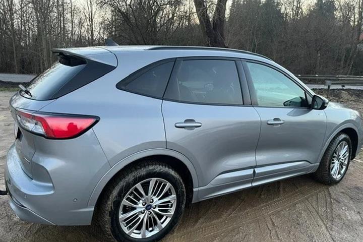 Grå Ford Kuga fra 2022