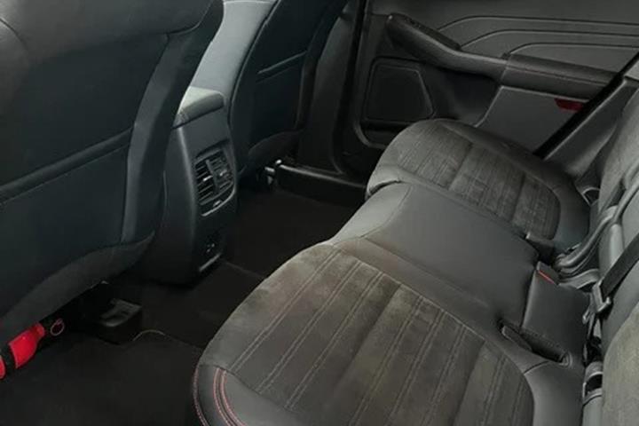 Grå Ford Kuga fra 2022