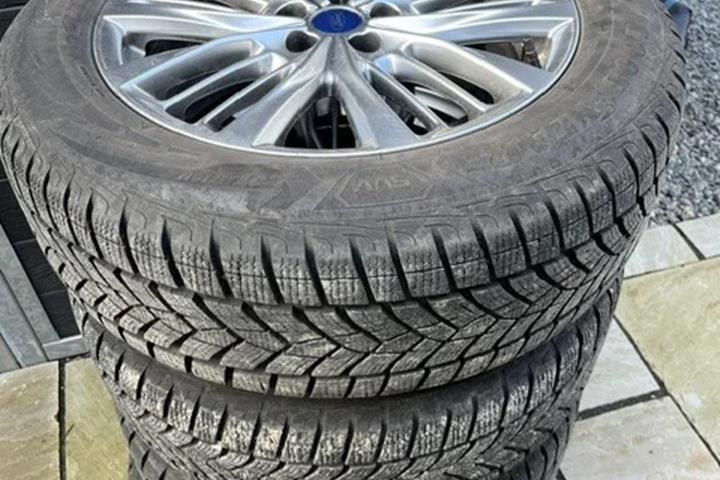 Grå Ford Kuga fra 2022