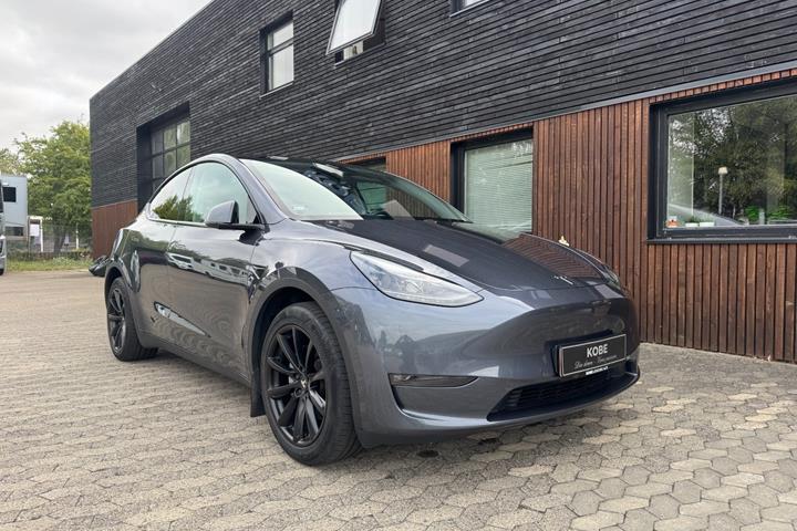 Grå Tesla Model Y fra 2022