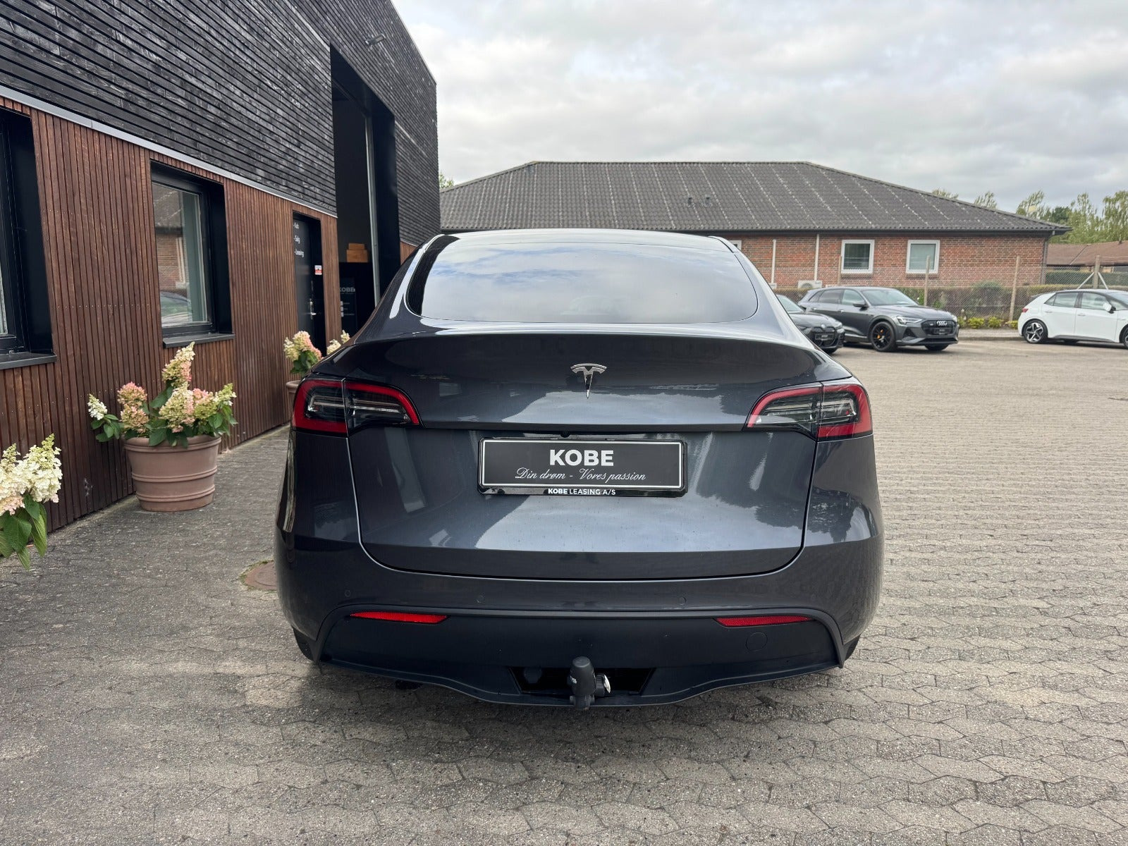 Grå Tesla Model Y fra 2022