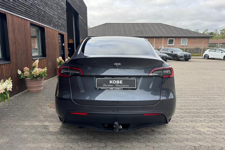 Grå Tesla Model Y fra 2022
