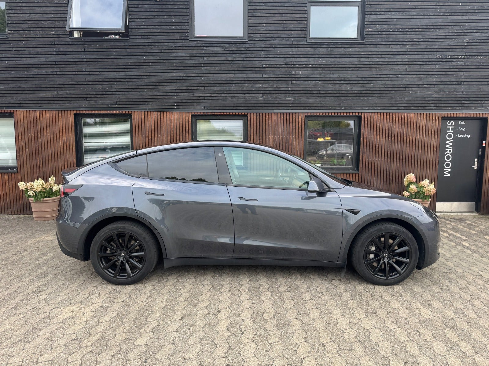 Grå Tesla Model Y fra 2022