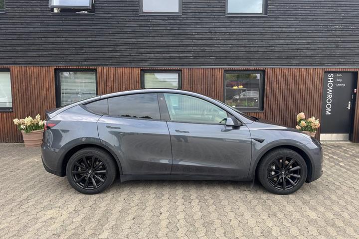 Grå Tesla Model Y fra 2022