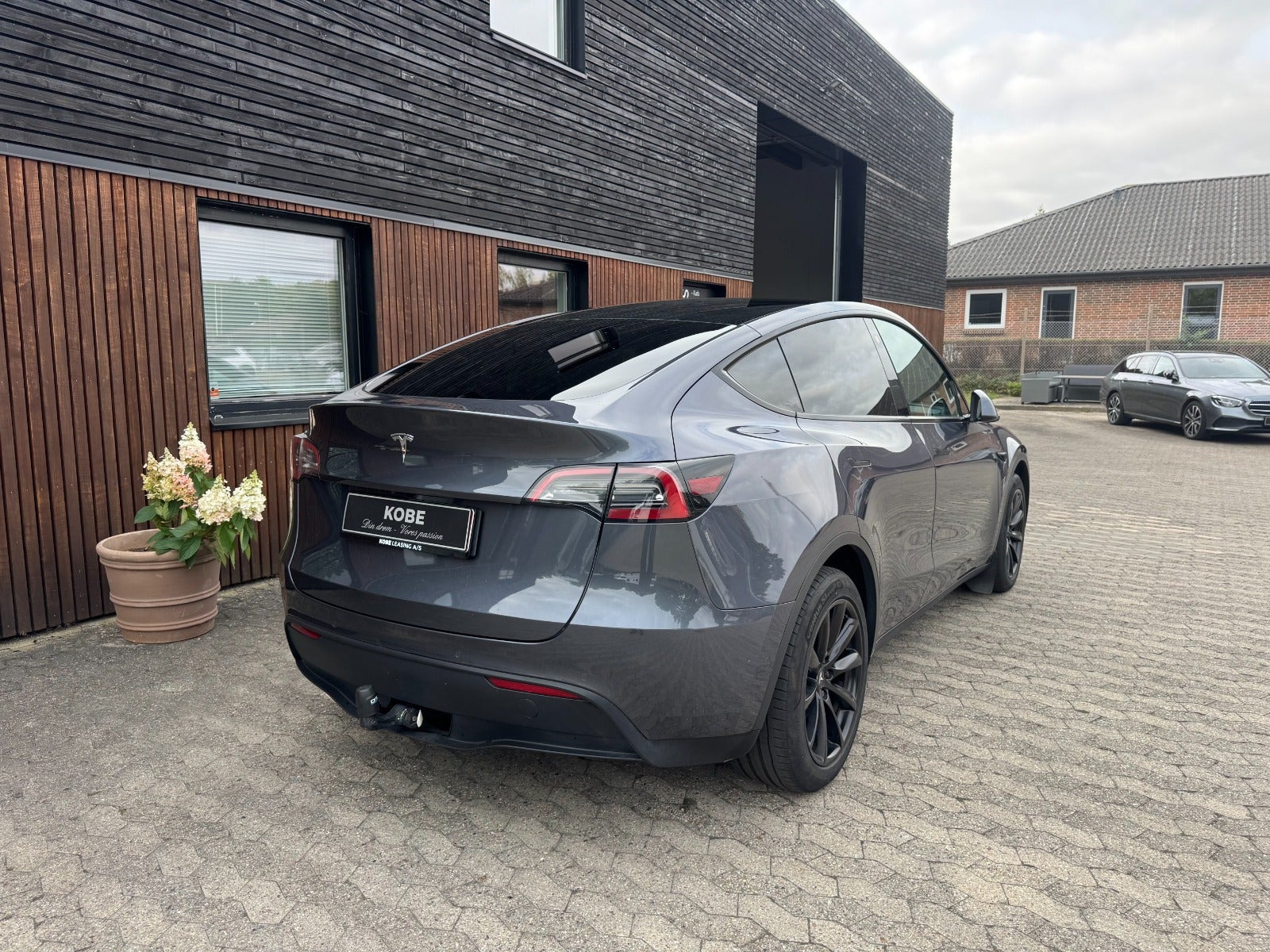 Grå Tesla Model Y fra 2022